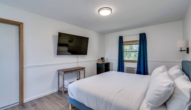 K's Motel with Stunning St. Lawrence River Views - Room 8