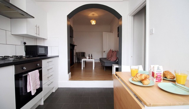 K Suites - Central 4 bed Apt w/ FREE parking