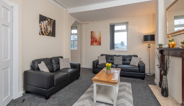 K Suites - Central 5 bed House w/ FREE parking