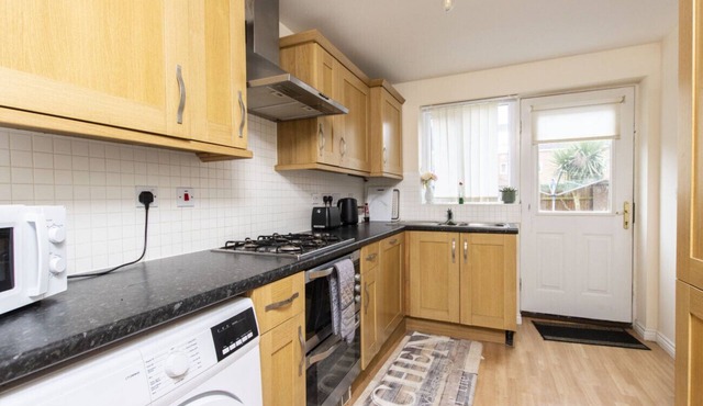 K Suites - Comfy 4 bed House w/free parking