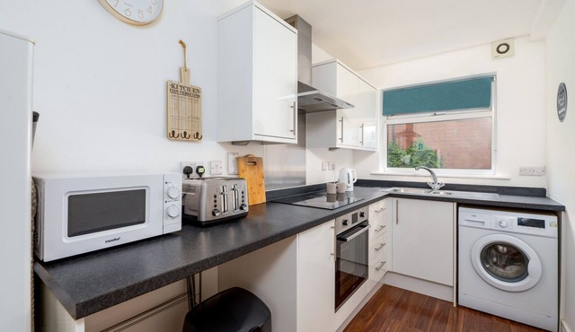 K Suites - Cozy 2 bed Apt w/free parking