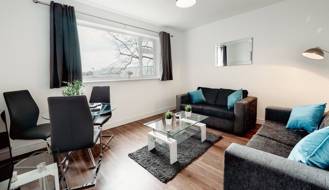 K Suites - Cozy 2 Bedroom with Own Parking