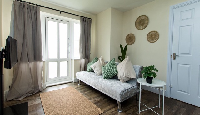 K Suites - Cozy Rural 3 bed Flat w/free parking