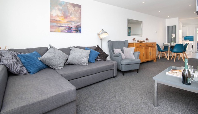 K Suites - Elegant House w/ free parking and Wi-Fi