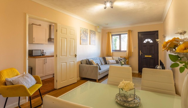 K Suites - Lovely 2-bed House w/free parking