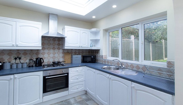 K Suites - Lovely 5-Bed Bungalow w/Garden View