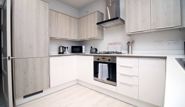 K Suites - Modern 2 BR Apt with FREE Parking in Bridgwater