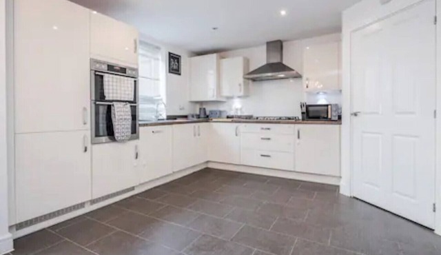 K Suites - Spacious 5 Bedroom with Garden and WiFi