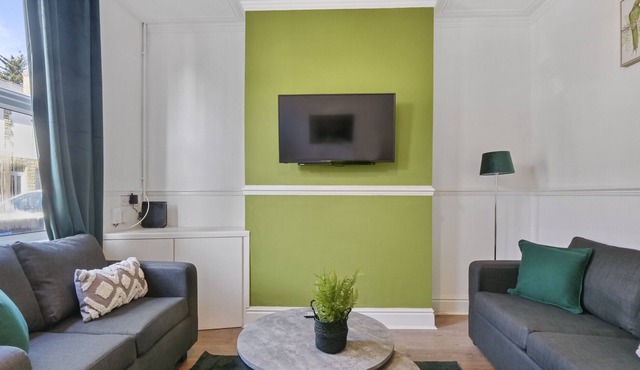 K Suites - Spacious 3 bed House w/ FREE parking