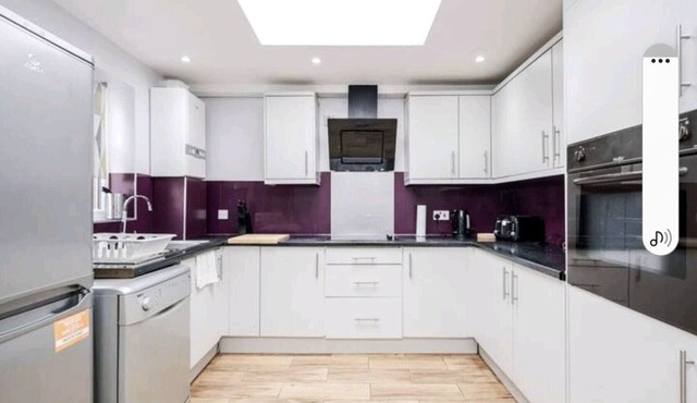 K Suites - Spacious 4 Bedroom w/Parking and WiFi