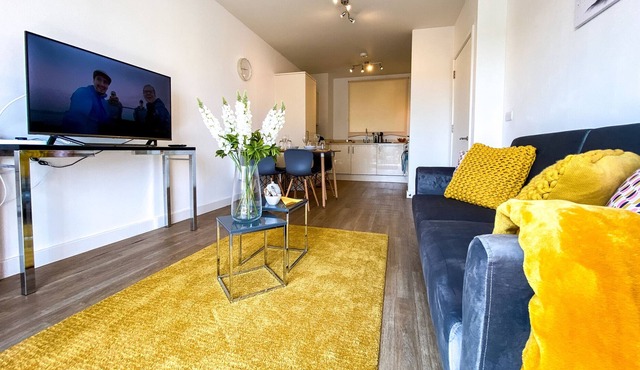 K Suites - Stunning 2 bed Apt w/ free parking