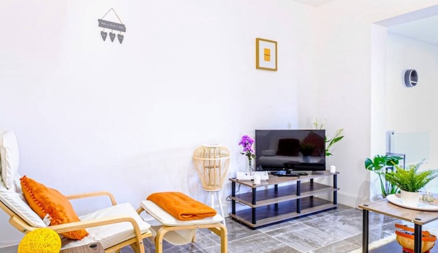 K Suites- Stunning 4 bed House w/free parking