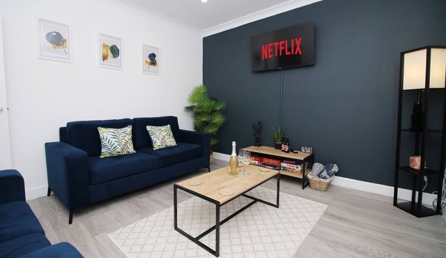 K Suites - Stylish 3 Bedroom House w/free Wi-Fi