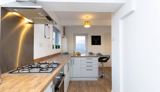 K Suites - Unique 4 bed House w/free parking