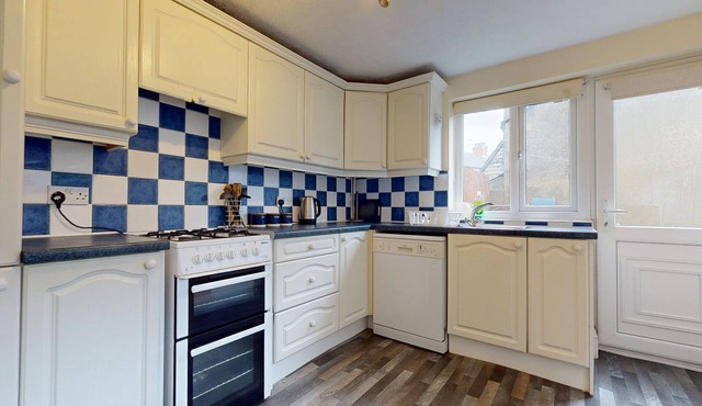 K Suites - Unique 5 bed Contractor House w/free Wi-Fi