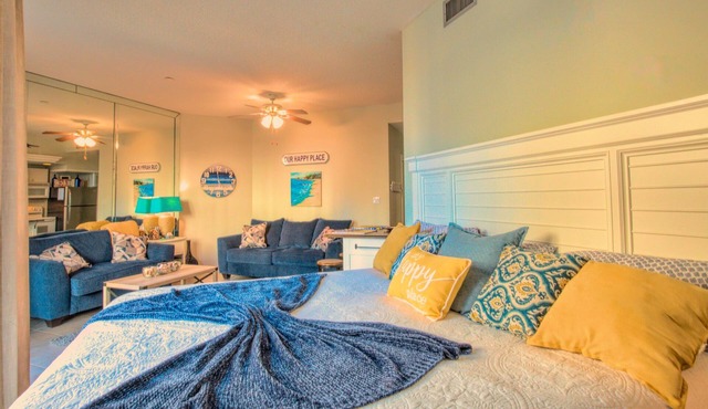 K1 Beachfront Studio, Ground Floor w/Beach Service Included, Newly Renovated