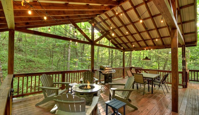 K6 Lodge - Gather around the firepit, soak in the hot tub, and splash in the creek!