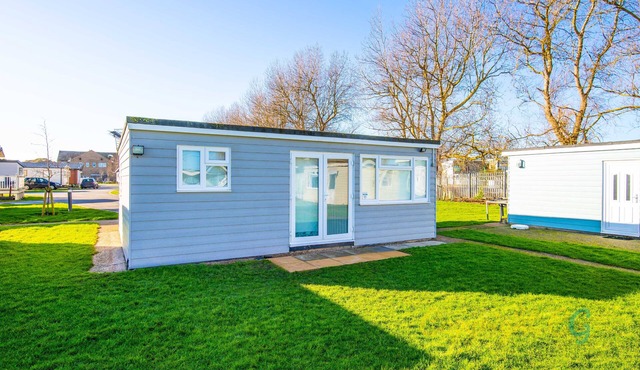 K65 - Camber Sands Holiday Park - Dog Friendly Chalet with Bath