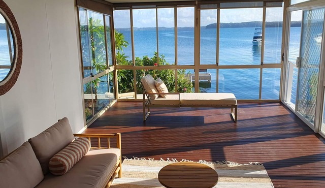 Kabine Waterfront Lakehouse in Sunshine