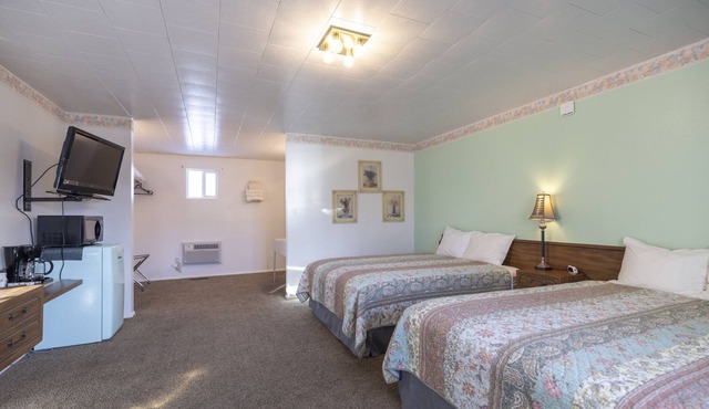 KABINO: Fossil Butte Motel #05 2QueenBeds A/C Mini Fridge Microwave Cable Wifi