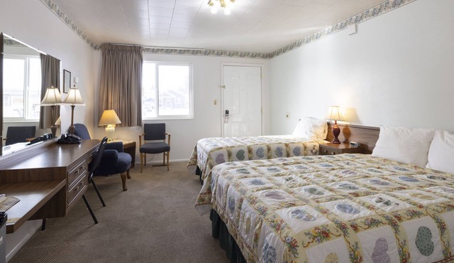 KABINO: Fossil Butte Motel #07 King A/C Mini Fridge Microwave Cable Wifi