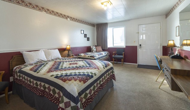 KABINO: Fossil Butte Motel #08 2QueenBeds A/C Mini Fridge Microwave Cable Wifi