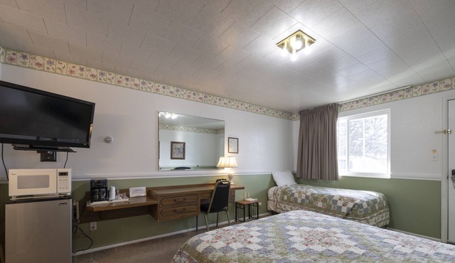 KABINO: Fossil Butte Motel #11 King A/C Mini Fridge Microwave Cable Wifi