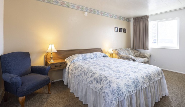 KABINO: Fossil Butte Motel #12 2QueenBeds A/C Mini Fridge Microwave Cable Wifi