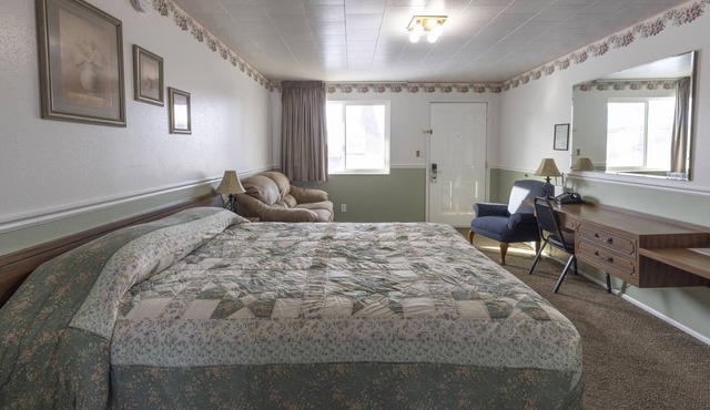 KABINO: Fossil Butte Motel #14 King A/C Mini Fridge Microwave Cable Wifi