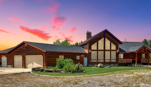 KABINO: Riverfront on Henrys Fork A/C Boat Launch Foosball Pool Table Huge Yard Garage WIFI