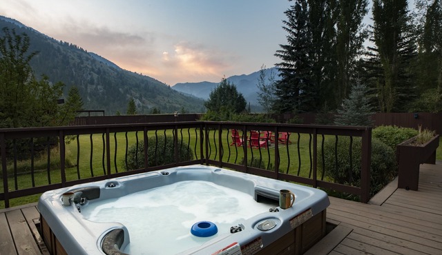 Kabino: Stunning Views Hot Tub Fire Pit WiFi Fenced Backyard Snowmobiling Trash Service