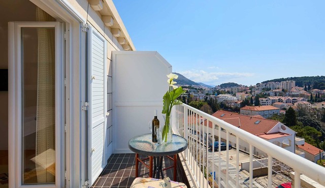 KABLAR'S SUNNY SUITES 1BR APT with balcony and sea view
