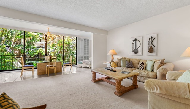 Kahala Beachside Villa: Lux Condo w/Pool, Balcony Views & Beach Access