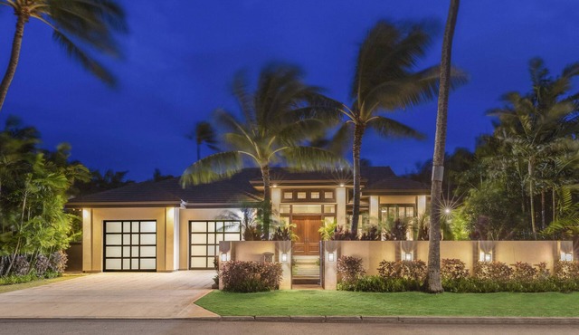 Kahala, Oahu - Contemporary Island home w/heated pool, spa Sleeps 9