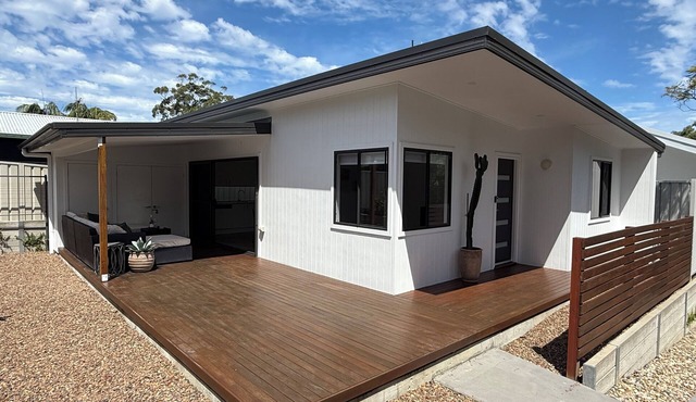 Kahibah Guesthouse - 2 bedroom studio with aircon, wifi & outdoor area