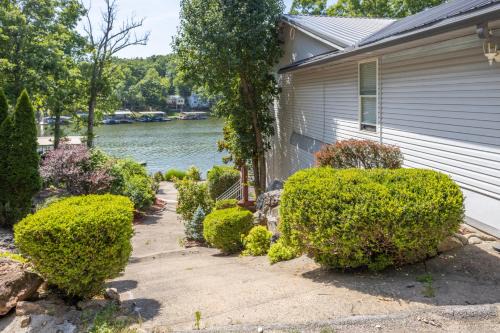 Kahokee Trail Lodge-Pedal Boat, and Nearby Restos