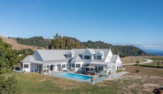 Kaiapo Lodge - private and peaceful, hot spa, stunning views, lodge-style, for groups or families