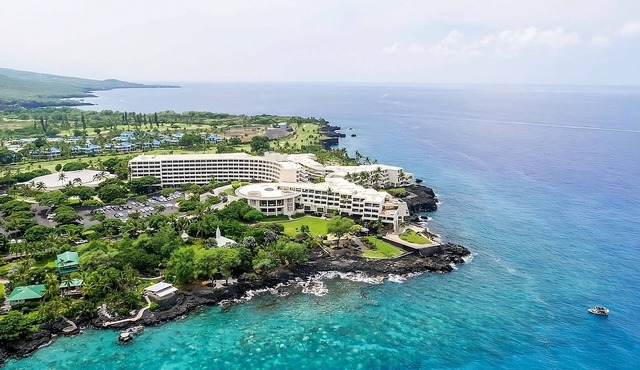 Kailua-Kona Getaway! 2 Sleek Units, 2 Pools, Oceanfront, Onsite Restaurant/Bar!