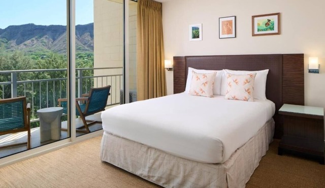 Kaimana Beach Hotel | Diamond Head View King | Near Park & Hiking Trail