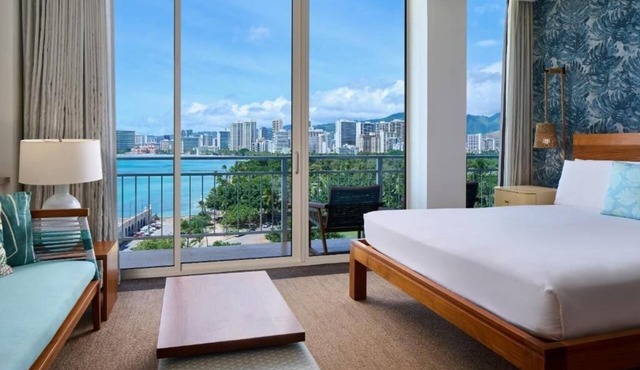 Kaimana Beach Hotel | Ocean View Signature King | Close to Waikiki Aquarium
