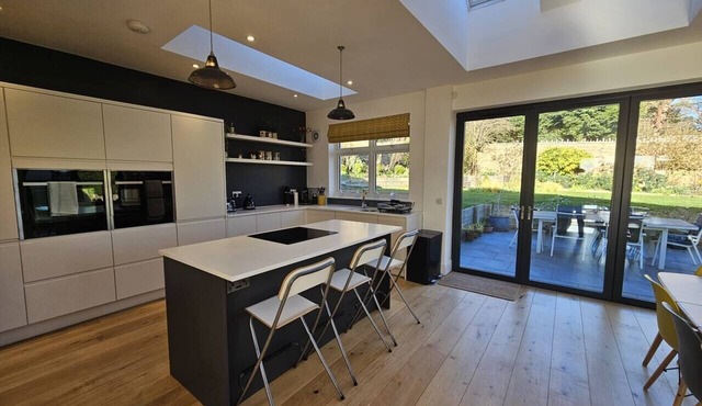 Kaimes Bright Garden Getaway