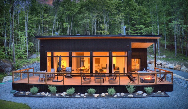 KALLM Mont-Tremblant luxury chalet with private beach, hot tub on 7acre estate