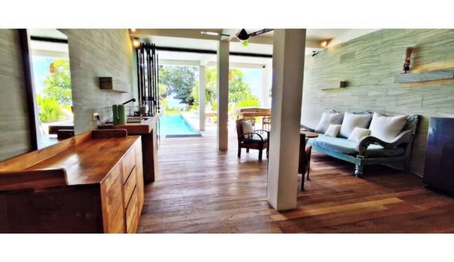 KAMAR HIJAU. Comfortable 1BR Beachfront Apartment With AC, Pool & Kitchenette.