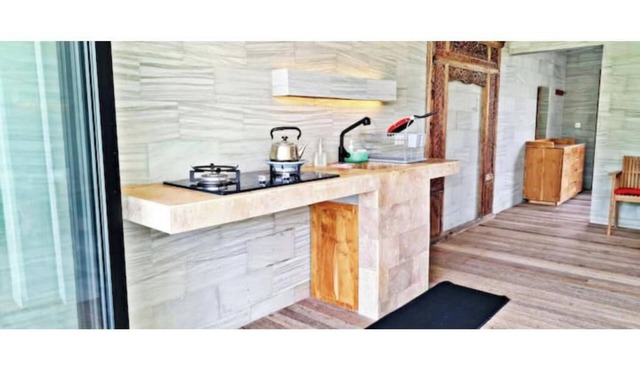 KAMAR MERAH. Comfortable 1BR Beachfront Apartment With AC, Pool & Kitchenette.