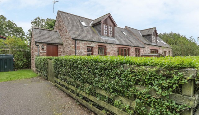 KAMBA COTTAGE, pet friendly, with a garden in Kirriemuir