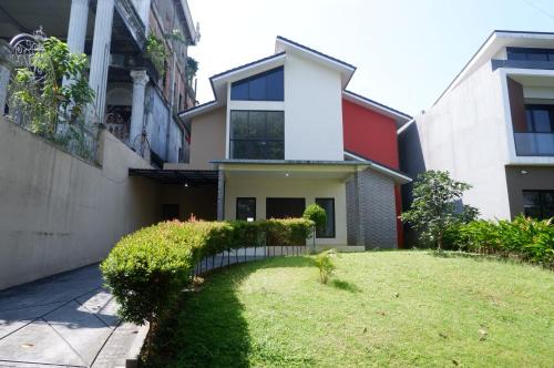 Kamila Golf Sentul - Bogor by Villaku
