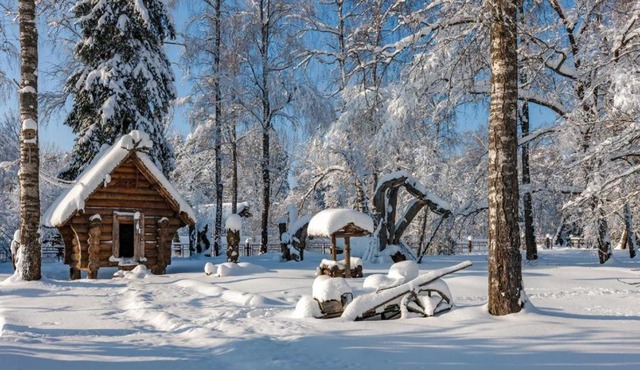 Kamorka s lezhankoy u okna