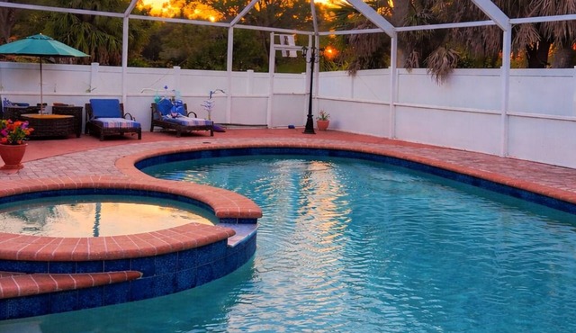 KAMPA HOUSE offers you a heated pool with jacuzzi, 3 bedrooms, and 2.5 bathrooms
