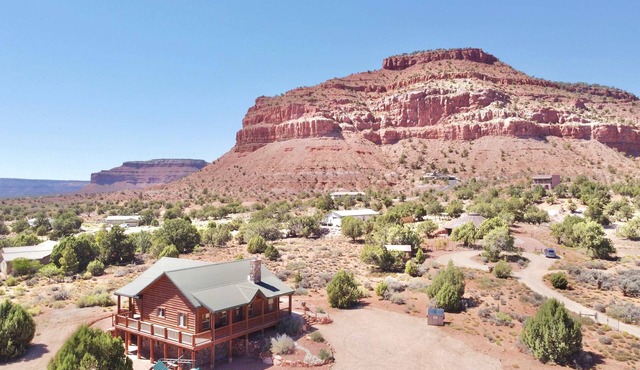 Kanab Family Luxury Log Cabin, Private Hot Tub, Stargazing, Pets OK, Near Bryce Canyon and Zion!