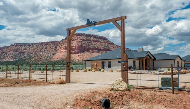 Kanab Getaway Red Mesa Ranch, Near Zion, Stunning Red Rock & Starry Night Views!